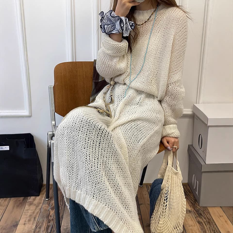 ゆったりシルエットロングニットワンピース