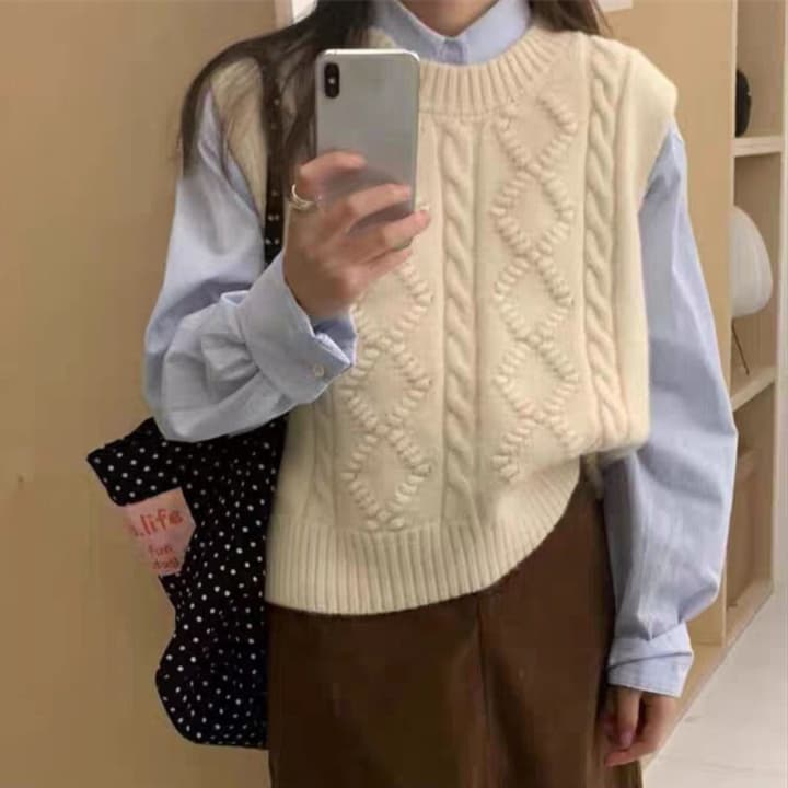 ケーブル編みダイヤ柄ニットベスト