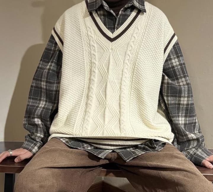 学生風ケーブル編みニットベスト