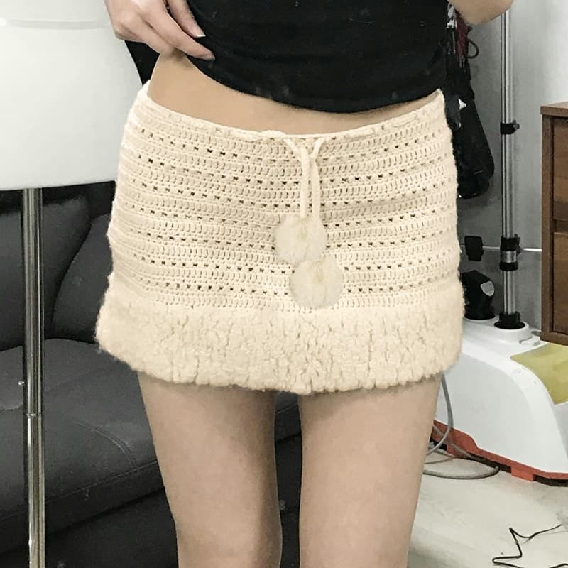 ふわもこポンポン付きニットスカート
