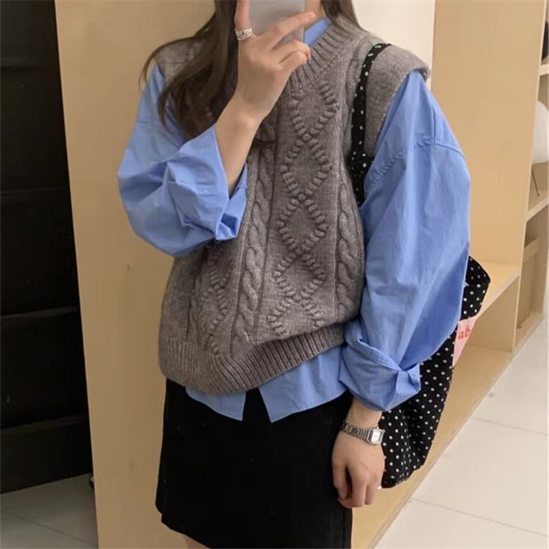 ケーブル編みダイヤ柄ニットベスト